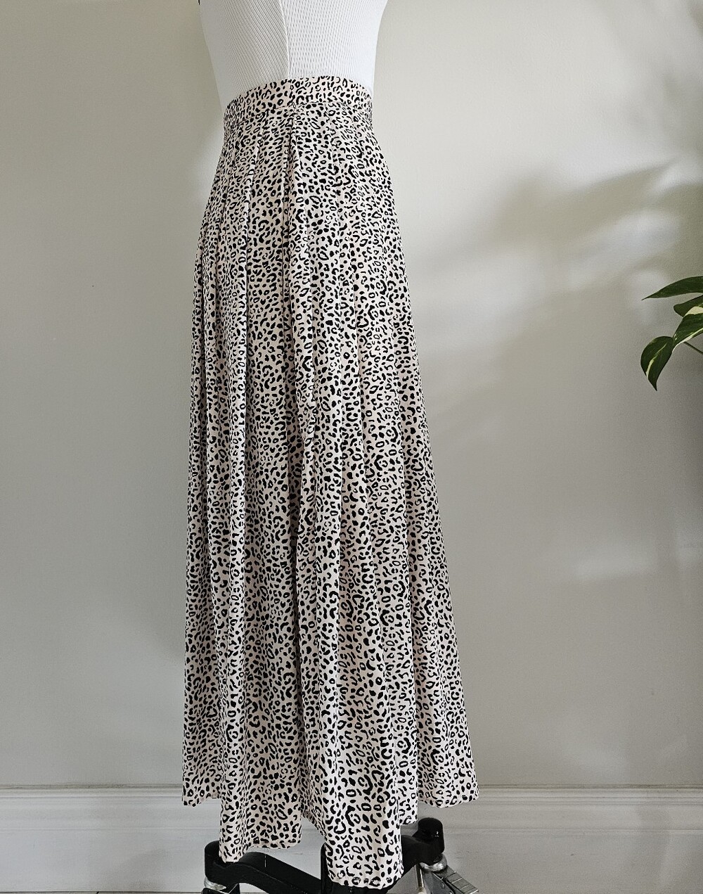 Pink and black leopard print flowy maxi skirt with soft pleats - Picture 4 of 11